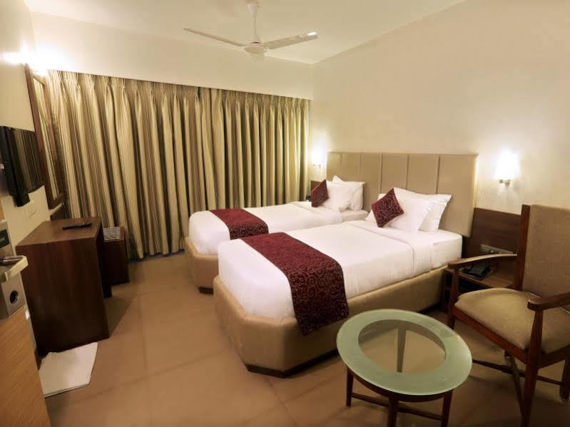 Central Beacon Hotel Surat Exterior foto